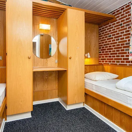 6 Person In Henne-by Traum